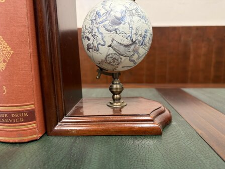 Klassieke-boekensteunen-boekensteun-met-globe-wereldbol