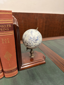 Klassieke-boekensteunen-boekensteun-met-globe-wereldbol
