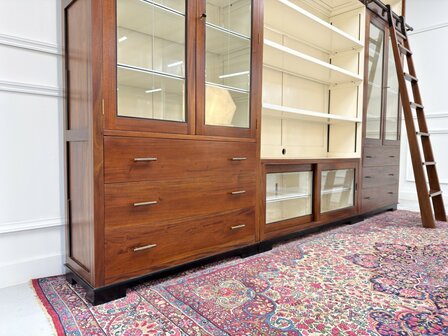 Klassiek-Antiek-Oud-Engels-Chesterfield-Vintage-Art-Deco-Boekenkast-Bibliotheekkast-Kast-met-Ladder-Trap