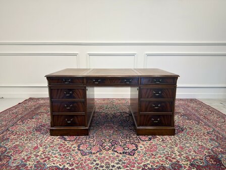 Klassiek-Antiek-Engels-Vintage-Chesterfield-Heldense-Exclusive-Bureau-Desk-met-Bruin-Leder-Ingelegd