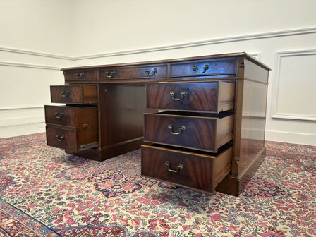 Klassiek-Antiek-Engels-Vintage-Chesterfield-Heldense-Exclusive-Bureau-Desk-met-Bruin-Leder-Ingelegd