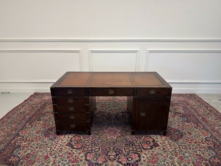 Klassiek-Antiek-Engels-Vintage-Chesterfield-Bureau-Desk-met-Bruin-Leder-Ingelegd