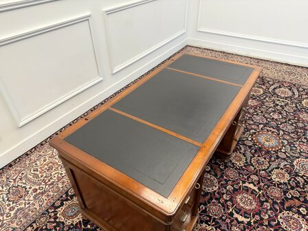 Klassiek-Engels-Antiek-Oud-Chesterfield-Vintage-Italiaans-Assi-D'Asolo-Bureau-Desk-Partnerdesk-Kersenhout-Zwart-Leder-In