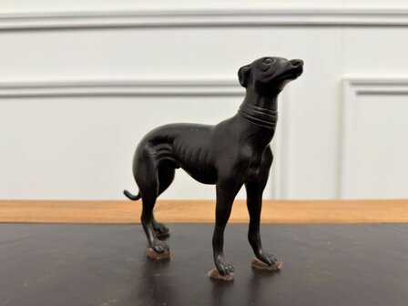 Klassieke-bronze-beeld-standbeeld-hazewind-hond-greyhound-6