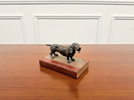 Klassiek-antiek-beeld-van-een-Engelse-jachthond-hond-bronskleurig-1