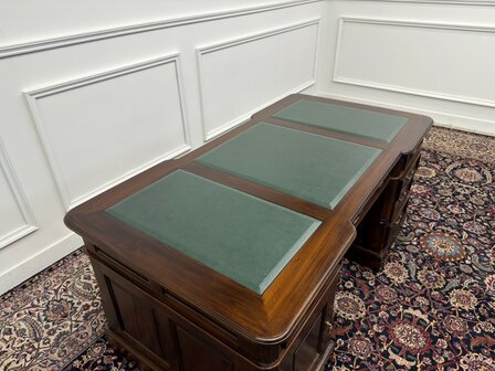 Klassiek-Antiek-Engels-Oud-Chesterfield-Bureau-Desk-Partnerdesk-Groen-Leder-Ingelegd