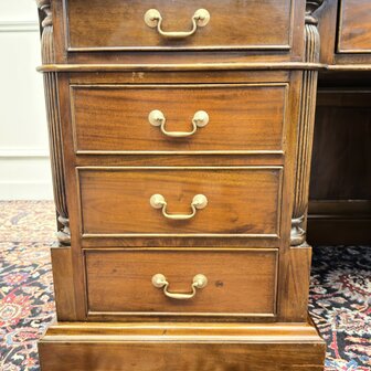 Klassiek-Engels-Antiek-Oud-Chesterfield-Bureau-Desk-met-Achterschot-Groen-Leder