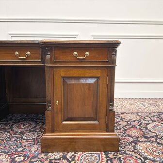 Klassiek-Engels-Antiek-Oud-Chesterfield-Bureau-Desk-met-Achterschot-Groen-Leder