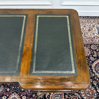 Klassiek-Engels-Antiek-Oud-Chesterfield-Bureau-Desk-met-Achterschot-Groen-Leder