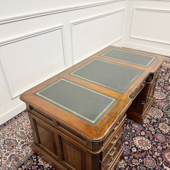 Klassiek-Engels-Antiek-Oud-Chesterfield-Bureau-Desk-met-Achterschot-Groen-Leder