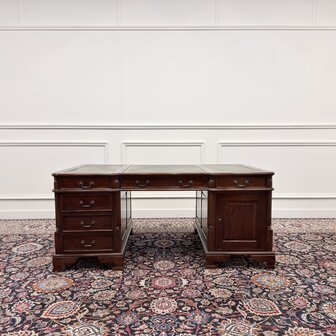 Klassiek-Antiek-Engels-Oud-Chesterfield-Bureau-Desk-Partnerdesk-Groen-Leder