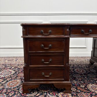 Klassiek-Antiek-Engels-Oud-Chesterfield-Bureau-Desk-Partnerdesk-Groen-Leder