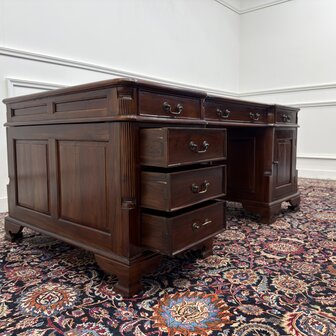 Klassiek-Antiek-Engels-Oud-Chesterfield-Bureau-Desk-Partnerdesk-Groen-Leder