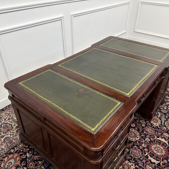 Klassiek-Antiek-Engels-Oud-Chesterfield-Bureau-Desk-Partnerdesk-Groen-Leder