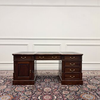 Klassiek-Antiek-Engels-Oud-Chesterfield-Bureau-Desk-Zwart-Leder
