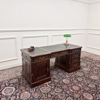 Klassiek-Antiek-Engels-Oud-Chesterfield-Bureau-Desk-Zwart-Leder