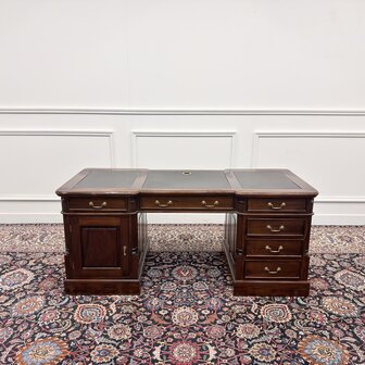 Klassiek-Antiek-Engels-Oud-Chesterfield-Bureau-Desk-Zwart-Leder