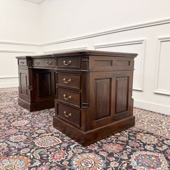 Klassiek-Antiek-Engels-Oud-Chesterfield-Bureau-Desk-Zwart-Leder
