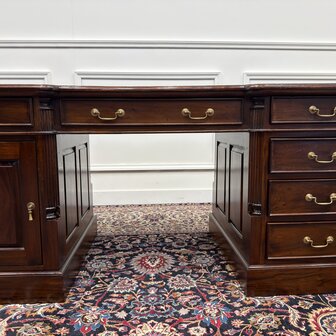 Klassiek-Antiek-Engels-Oud-Chesterfield-Bureau-Desk-Zwart-Leder