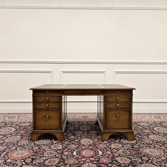 Klassiek-Antiek-Engels-Oud-Chesterfield-RAC-Royal-Antique-Collection-Eikenhout-Bureau-Desk-Groen-Leder