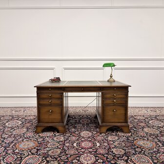 Klassiek-Antiek-Engels-Oud-Chesterfield-RAC-Royal-Antique-Collection-Eikenhout-Bureau-Desk-Groen-Leder