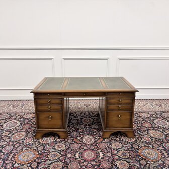 Klassiek-Antiek-Engels-Oud-Chesterfield-RAC-Royal-Antique-Collection-Eikenhout-Bureau-Desk-Groen-Leder