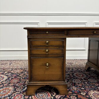 Klassiek-Antiek-Engels-Oud-Chesterfield-RAC-Royal-Antique-Collection-Eikenhout-Bureau-Desk-Groen-Leder