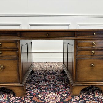 Klassiek-Antiek-Engels-Oud-Chesterfield-RAC-Royal-Antique-Collection-Eikenhout-Bureau-Desk-Groen-Leder