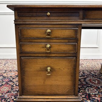 Klassiek-Antiek-Engels-Oud-Chesterfield-RAC-Royal-Antique-Collection-Eikenhout-Bureau-Desk-Groen-Leder