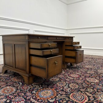 Klassiek-Antiek-Engels-Oud-Chesterfield-RAC-Royal-Antique-Collection-Eikenhout-Bureau-Desk-Groen-Leder