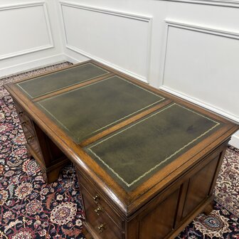 Klassiek-Antiek-Engels-Oud-Chesterfield-RAC-Royal-Antique-Collection-Eikenhout-Bureau-Desk-Groen-Leder