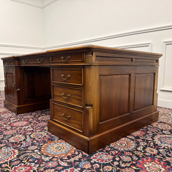 Klassiek-Engels-Antiek-Oud-Chesterfield-Vintage-Groot-Bureau-Partnerdesk-Desk-Bruin-Leder