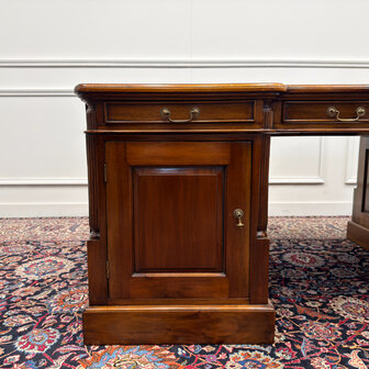 Klassiek-Engels-Antiek-Oud-Chesterfield-Vintage-Groot-Bureau-Partnerdesk-Desk-Bruin-Leder