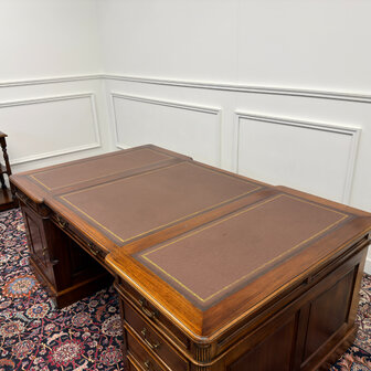 Klassiek-Engels-Antiek-Oud-Chesterfield-Vintage-Groot-Bureau-Partnerdesk-Desk-Bruin-Leder