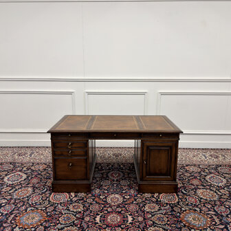 Klassiek-Engels-Oud-Antiek-Vintage-Chesterfield-RAC-Royal-Antique-Collection-Bureau-Desk-Bruin-Leder