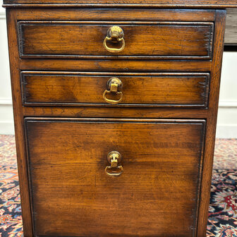 Klassiek-Engels-Oud-Antiek-Vintage-Chesterfield-RAC-Royal-Antique-Collection-Bureau-Desk-Bruin-Leder