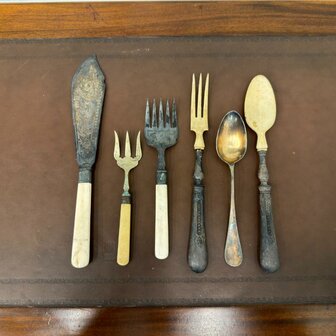 Antiek-bestek-mes-vork-lepel-parelmoer-zilver-hoorn-1