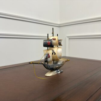 Antiek-zeilschip-boot-gemaakt-van-hoorns-2
