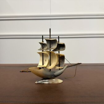 Antiek-zeilschip-boot-gemaakt-van-hoorns-4