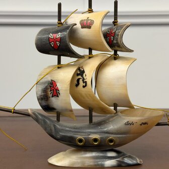 Antiek-zeilschip-boot-gemaakt-van-hoorns-5