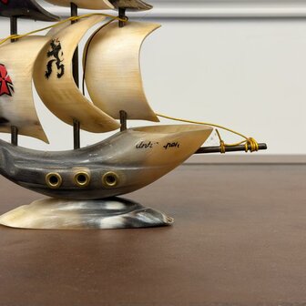 Antiek-zeilschip-boot-gemaakt-van-hoorns-6
