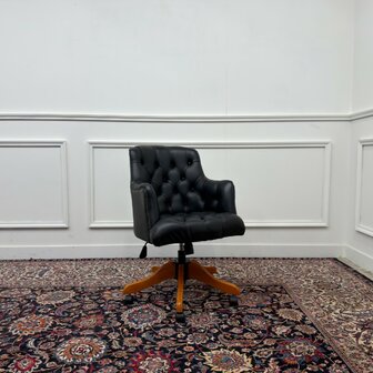 Klassiek-Engels-Vintage-Antiek-Oud-Chesterfield-Bureaustoel-Stoel-Director-Directors-Chair-Zwart-Leder