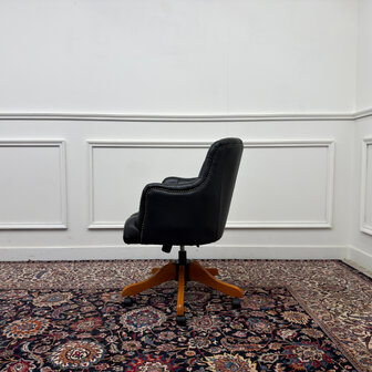 Klassiek-Engels-Vintage-Antiek-Oud-Chesterfield-Bureaustoel-Stoel-Director-Directors-Chair-Zwart-Leder