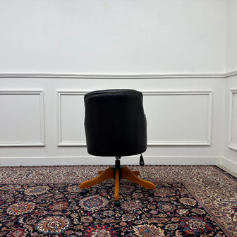 Klassiek-Engels-Vintage-Antiek-Oud-Chesterfield-Bureaustoel-Stoel-Director-Directors-Chair-Zwart-Leder