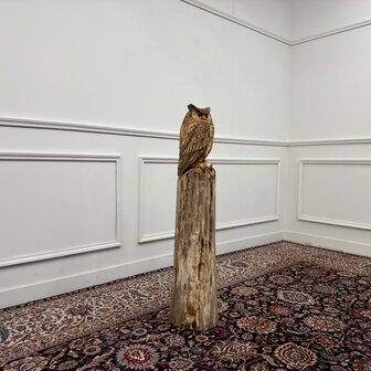 groot-kunstwerk-tuinbeeld-uil-op-boomstam-met-oren-1