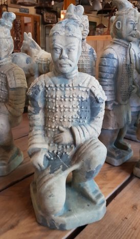 Chinese-terracotta-krijger-soldaat-knielend