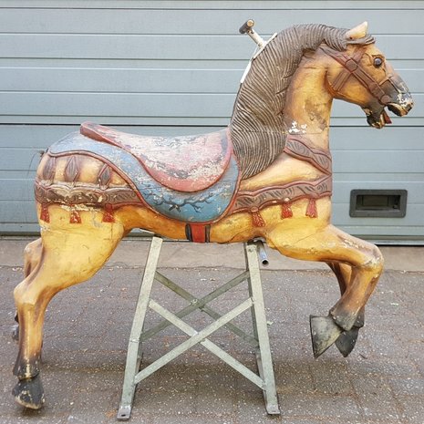 Antiek-Fries-houten-paard-kermispaard-van-draaimolen-carousel-hindenlopen-kermis