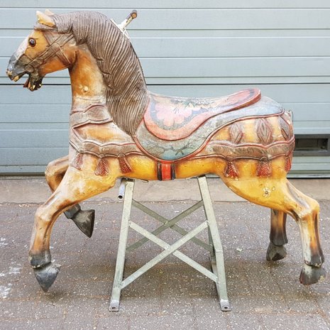 Antiek-Fries-houten-paard-kermispaard-van-draaimolen-carousel-hindenlopen-kermis-1