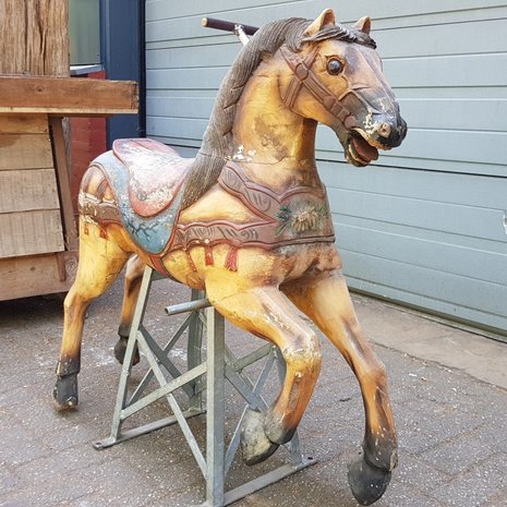 Antiek-Fries-houten-paard-kermispaard-van-draaimolen-carousel-hindenlopen-kermis-2
