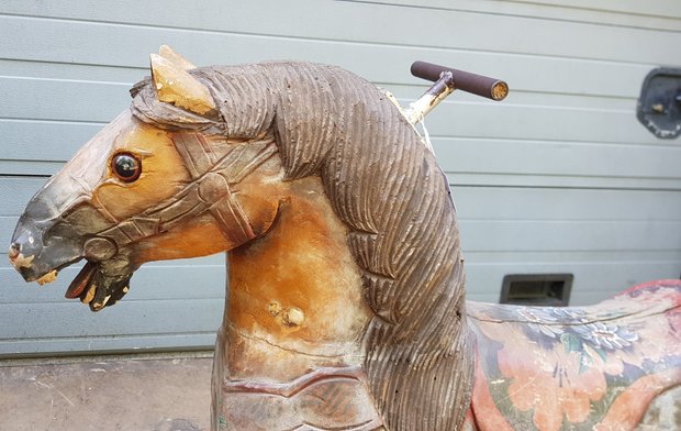 Antiek-Fries-houten-paard-kermispaard-van-draaimolen-carousel-hindenlopen-kermis-4